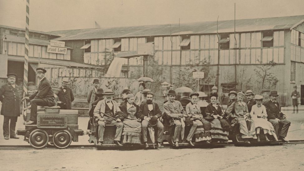Die erste elektrische Straßenbahn der Welt. 1879 von Siemens & Halske auf der Berliner Gewerbeausstellung vorgestellt. Photographie. Berlin, 1879.