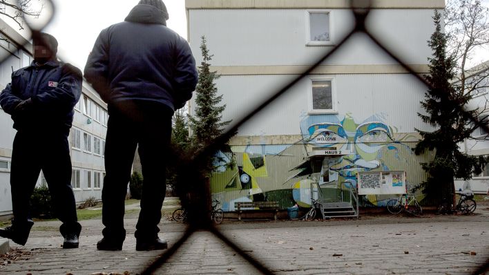 Sicherheitspersonal steht am 04.01.2017 auf dem Gelände einer Flüchtlingsunterkunft in Berlin Spandau. (Quelle: dpa/Michael Kappeler)