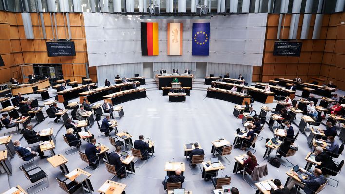 Archivbild: Die Abgeordneten sitzen im Plenarsaal im Berliner Abgeordnetenhaus. (Quelle: dpa/A. Riedl)
