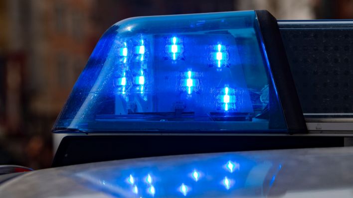 Hell leuchtet das Blaulicht an einem Berliner Polizeiwagen (Quelle: DPA/Paul Zinken)