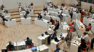 Abgeordnete im Brandenburger Landtag nehmen an einer Abstimmung teil, Archivbild (Quelle: DPA/Bernd Settnik)