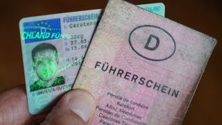 Blick auf einen veralteten und einen neuen EU-Führerschein im Scheckkartenformat (Quelle: Jörg Carstensen)