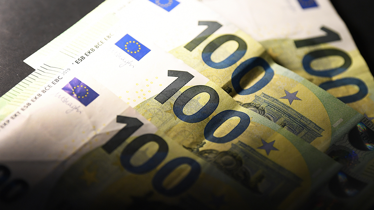 Symbolbild: Mehrere 100-Euro-Scheine liegen auf einem Tisch (Bild: dpa/Robert Jaeger)