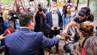 Bundesarbeitsminister Hubertus Heil (SPD) begrüßt auf dem Lausitzer Platz per Faustschlag einen Beschäftigten des Lieferdienstes Gorillas (Quelle: DPA/Annette Riedl)