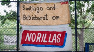 "Santiago and Betriebsrat or Norillas" steht auf Transparenten (Quelle: DPA/Annette Riedl)