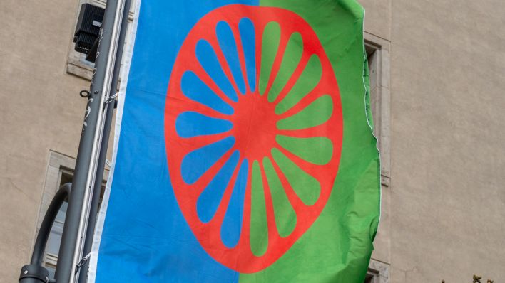 Die Roma-Fahne weht am Internationalen Roma-Tag 2021 vor dem Bezirksamt Neukölln (Quelle: DPA/Christophe Gateau)
