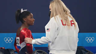 US-Turnerin Simone Biles bei den Olympischen Spielen in Tokio im Gespräch mit ihrer Trainierin. Quelle: imago images/UPI Photo