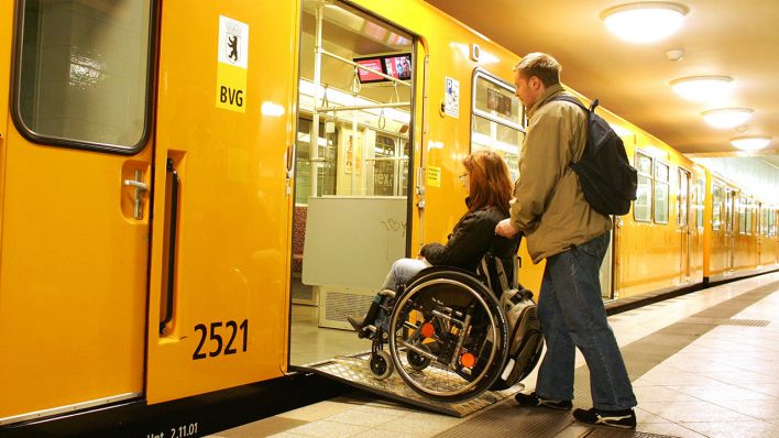 Archivbild: Eine Rollstuhlfahrerin wird in ein U-Bahn-Abteil geschoben. (Quelle: dpa/G. Breloer)