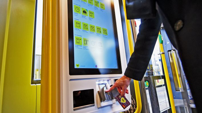 Ein BVG-Sprecher bezahlt ein Straßenbahn-Ticket mit einer Karte an einem neuen Automaten. Quelle: dpa/Sonja Wurtscheid