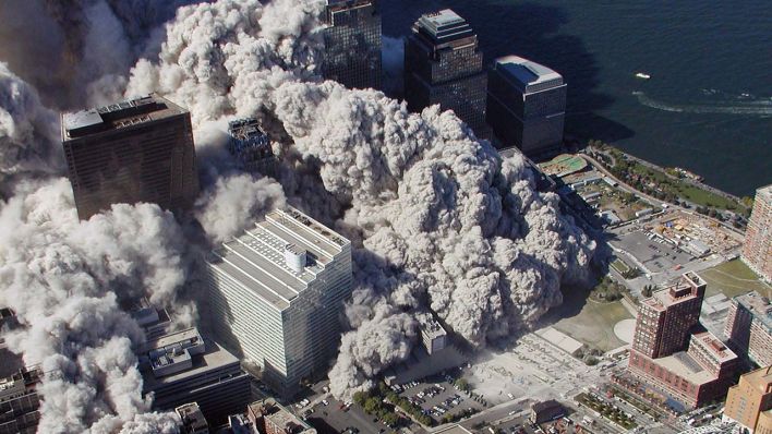 Wolken aus Staub und Rauch stehen über Manhattan kurz nach dem Terroranschlag auf das World Trade Center vom 11.09.2001 in New York, USA. (Quelle: dpa/Greg Semendinger)