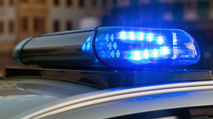 Das Blaulicht auf einem Fahrzeug der Polizei (Quelle: dpa/Monika Skolimowska)