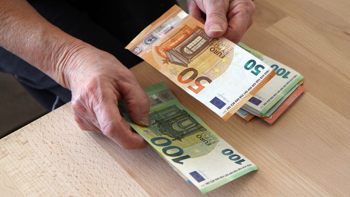 Symbolbild: Eine Rentnerin zählt Bargeld am Tisch (Quelle: dpa/Fleig)
