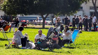 Symbolbild: Menschen sitzen in einem Park in Tel Aviv, Israel (Quelle: dpa/Gideon Markowicz)