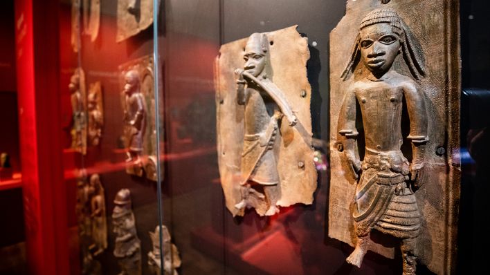 Verschiedene Reliefplatten aus Nigeria.Im nächsten Jahr sollen deutsche Museen erste Kunstschätze der als Raubgut geltenden Benin-Bronzen an Nigeria zurückgegeben. (Quelle: dpa/Christoph Schmidt)