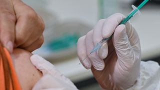 Eine Person bekommt eine Schutzimpfung gegen Covid-19 (Quelle: dpa/Patrick Pleul)