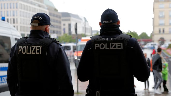 Symbolbild: Zwei Polizisten in Berlin (Quelle: dpa/Jean MW)