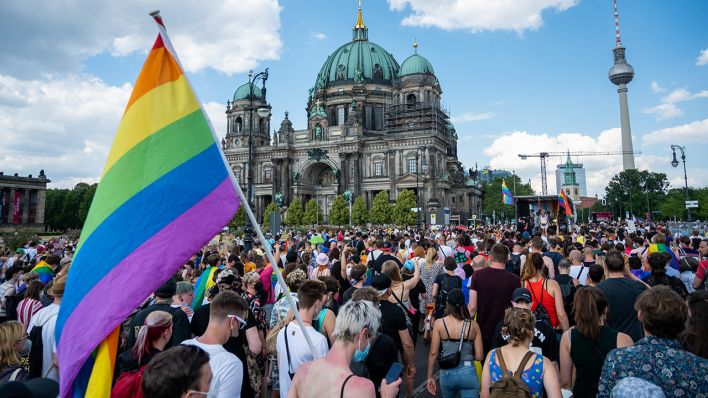 Teilnehmer der «CSD Berlin Pride» gehen als Sterndemo durch Berlin in Richtung Alexanderplatz. (Quelle: dpa/Christophe Gateau)