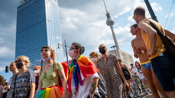 Teilnehmende der "CSD Berlin Pride" gehen als Sterndemo durch Berlin in Richtung Alexanderplatz. (Quelle: dpa/Christophe Gateau)