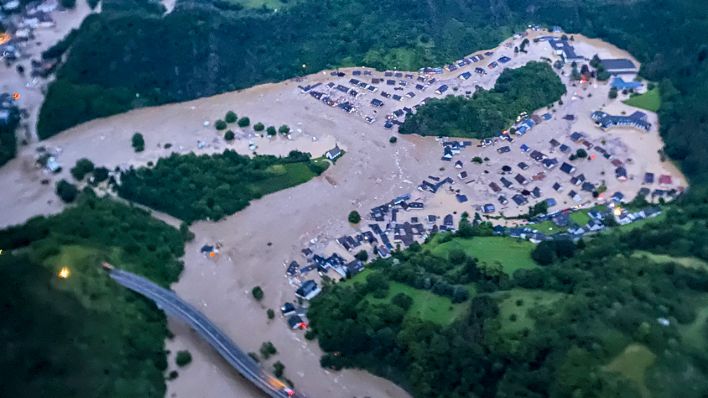 Die von der Polizei zur Verfügung gestellte Luftaufnahme zeigt den vom Ahr-Hochwasser überfluteten Ortsteil Altenburg. (Quelle: dpa)