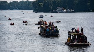 Teilnehmer der Demonstration "Climate & Boat" sind auf der Spree unterwegs. (Quelle: dpa/Paul Zinken)
