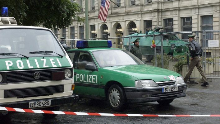 Ein Panzerfahrzeug der Polizei steht am 11.09.2001 hinter Absperrgittern vor der amerikanischen Botschaft in Berlin. (Quelle: dpa/Bernd Settnik)