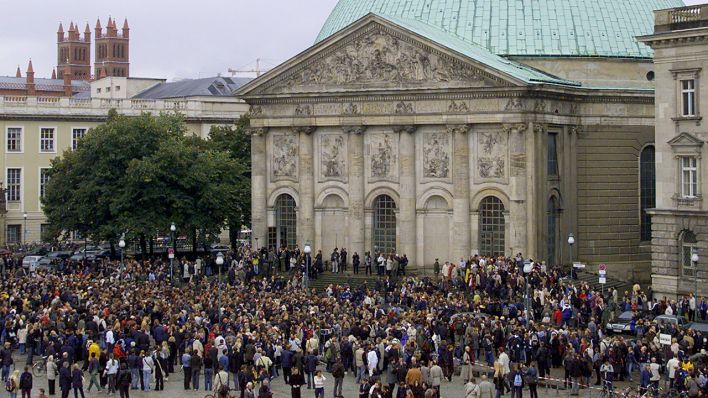Mehrere hundert Menschen stehen am Mittwoch vor der St. Hedwigs-Kathedrale in Berlin, in der Politiker der Bundesregierung und aller Fraktionen an einem ökumenischen Gottesdienst teilnehmen. (Quelle: dpa/Wolfgang Kumm)