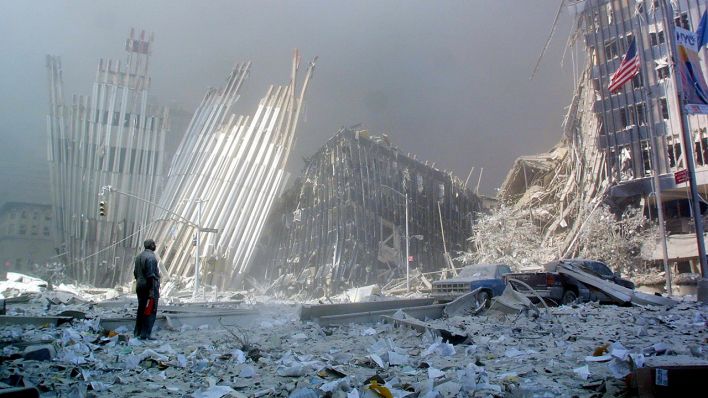 Ein Mann steht in den Trümmern nach dem Einsturz des ersten World Trade Center Tower am 11. September 2001 in New York und fragt, ob jemand Hilfe braucht. (Quelle: dpa/Doug Kanter)