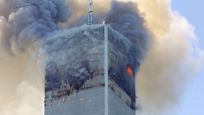 Feuer und Rauch steigen aus dem Nordturm des New Yorker World Trade Centers auf. (Quelle: dpa/David Karp)