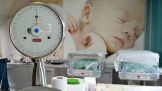 Eine Babywaage steht in Berlin im Wickelraum eines Krankenhauses. (Quelle: dpa/Jens Kalaene)