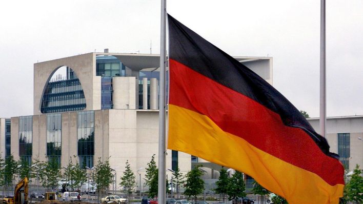 Vor dem Bundeskanzleramt in Berlin weht die deutsche Fahne am 11.9.2001 nach den verheerenden Terroranschlägen in den Vereinigten Staaten auf Halbmast. (Quelle: dpa/Tom Maelsa)