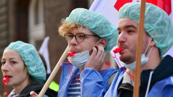 Archivbild: Streikende Pflegerinnen und Pfleger protestieren in Berlin vor der Charité. (Quelle: dpa/Maurizio Gambarini)