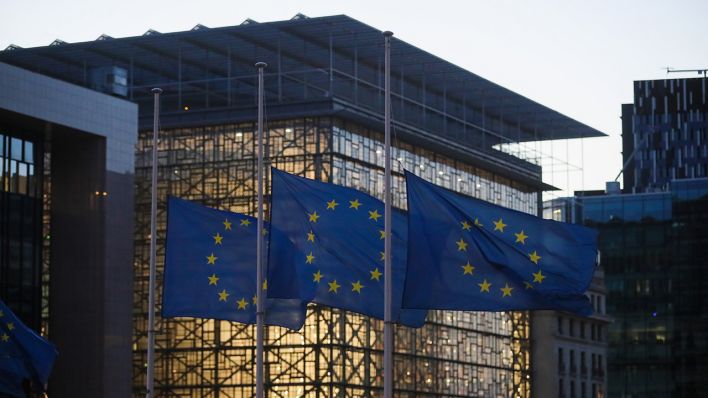 Archivbild: Die EU-Flaggen wehen vor dem Hauptquartier der Europäischen Kommission. (Quelle: dpa/Z. Huansong)