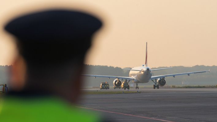 Der Airbus der französischen Fluggesellschaft Air France rollt auf dem Flughafen Tegel (TXL) zum Abflug nach Paris auf seine Startposition. Quelle: dpa/Soeren Stache