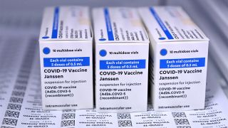 Johnson und Johnson Impfstoff von Janssen lagert im Kühlschrank (Bild: dpa/Sven Simon)
