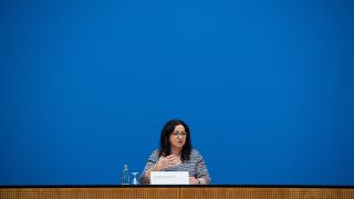 Dilek Kalayci (SPD), Senatorin für Gesundheit, Pflege und Gleichstellung, (Quelle: dpa/Christophe Gateau)