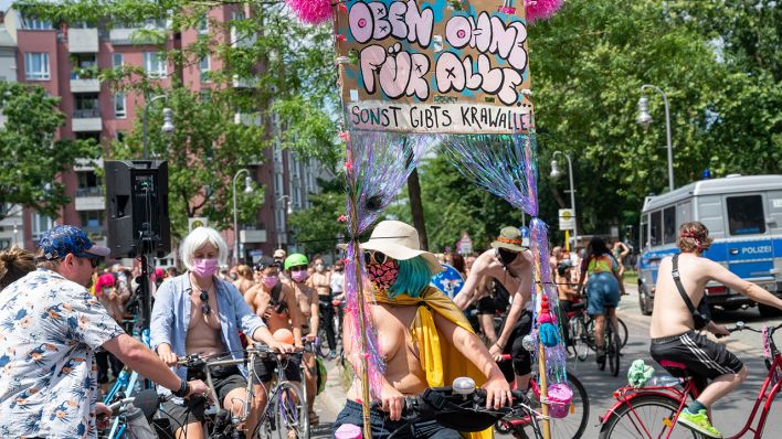 Teilnehmer einer Fahrraddemo fahren unter dem Motto «No Nipple is free until all Nipples are free!» durch Berlin. Quelle: dpa/Christophe Gateau