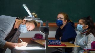 Eine Lehrerin schreibt etwas einen Overhead-Projektor (Quelle: dpa/Gregor Fischer)