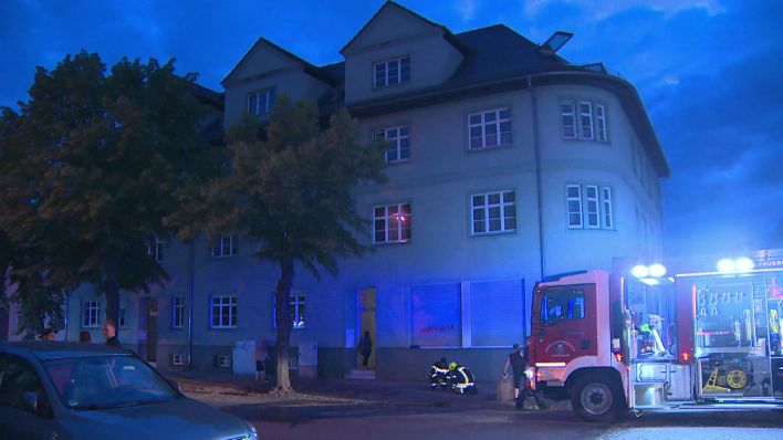 In Luckenwalde ist bei einem Wohnungsbrand am 05.07.2021 ein Mensch gestorben. (Quelle: rbb)
