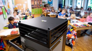 Archivbild: Ein Luftfilter steht im Klassenraum einer Grundschule. (Quelle: dpa/S. Hoppe)