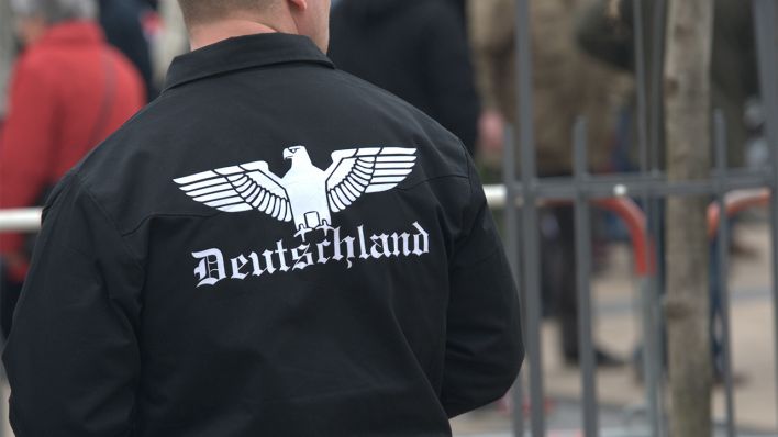 Archivbild: "Deutschland" steht am 05.03.2016 in Rathenow auf der Jacke eines Mannes (Bild: dpa/Paul Zinken)