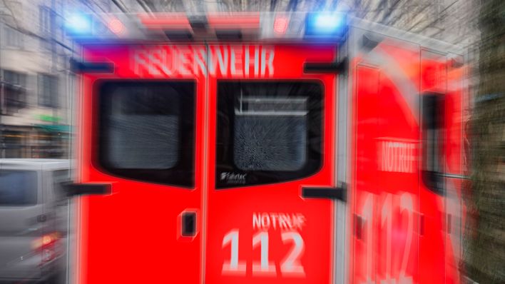 Symbolbild: Notarzt Rettungswagen der Berliner Feuerwehr (Quelle: dpa/Gobal Travel Images)