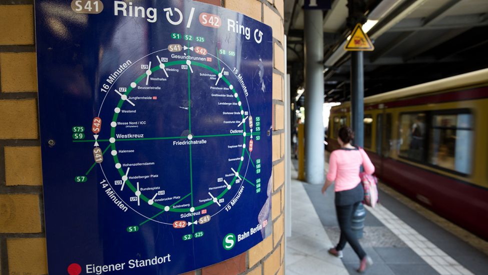 Ein Streckenplan informiert über den Verlauf der Linien S41 und S42 am 15.07.2013 auf dem Bahnhof Schönhauser Allee in Berlin. (Quelle: dpa/Jörg Carstensen)