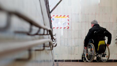 Ein Rollstuhlfahrer verlässt am 10.02.2016 in Berlin im U-Bahnhof Neue Grottkauer Straße den Bahnhof über eine Rampe. Quelle: dpa/Klaus-Dietmar Gabbert