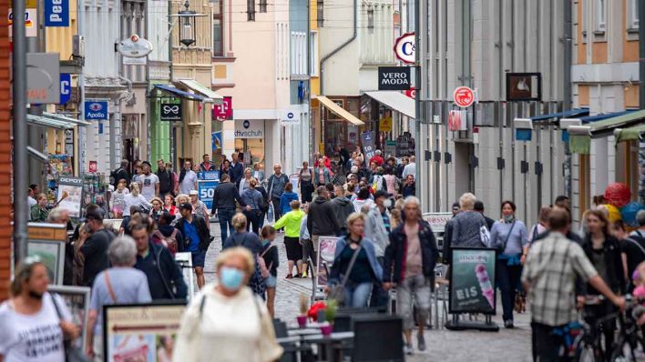 Eine große Menschenmenge geht durch die Einkaufstraße im Zentrum von Stralsund. (Bild: dpa/Sauer)