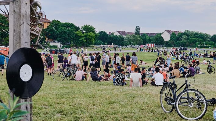 Viele junge Menschen sitzen zusammen auf dem Tempelhofer Feld.(Quelle: dpa/Annette Riedl)