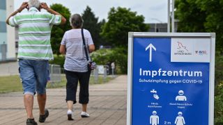 Zwei Personen gehen zum Impfzentrum der Stadt Frankfurt (Oder). (Quelle: dpa/Patrick Pleul)