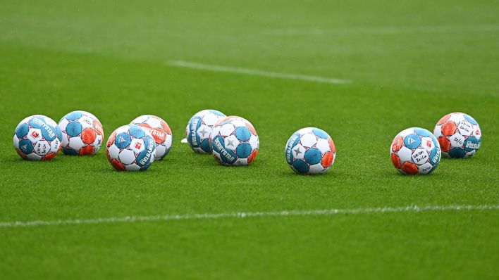 Bundesliga-Bälle liegen auf dem Spielfeld (Quelle: imago images/Matthias Koch)