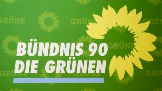 Das Logo der Partei Bündnis 90/Die Grünen (Bild: imago images/Reiner Zensen)