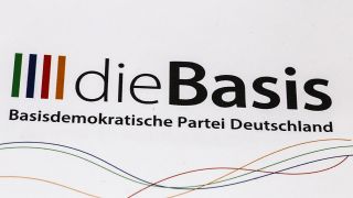 Das Logo der Partei "dieBasis" (Bild: imago images/Udo Hermann)
