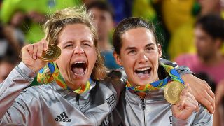 Laura Ludwig und Kira Walkenhorst bejubeln ihr Olympia-Gold (Quelle: imago images/Sven Simon)